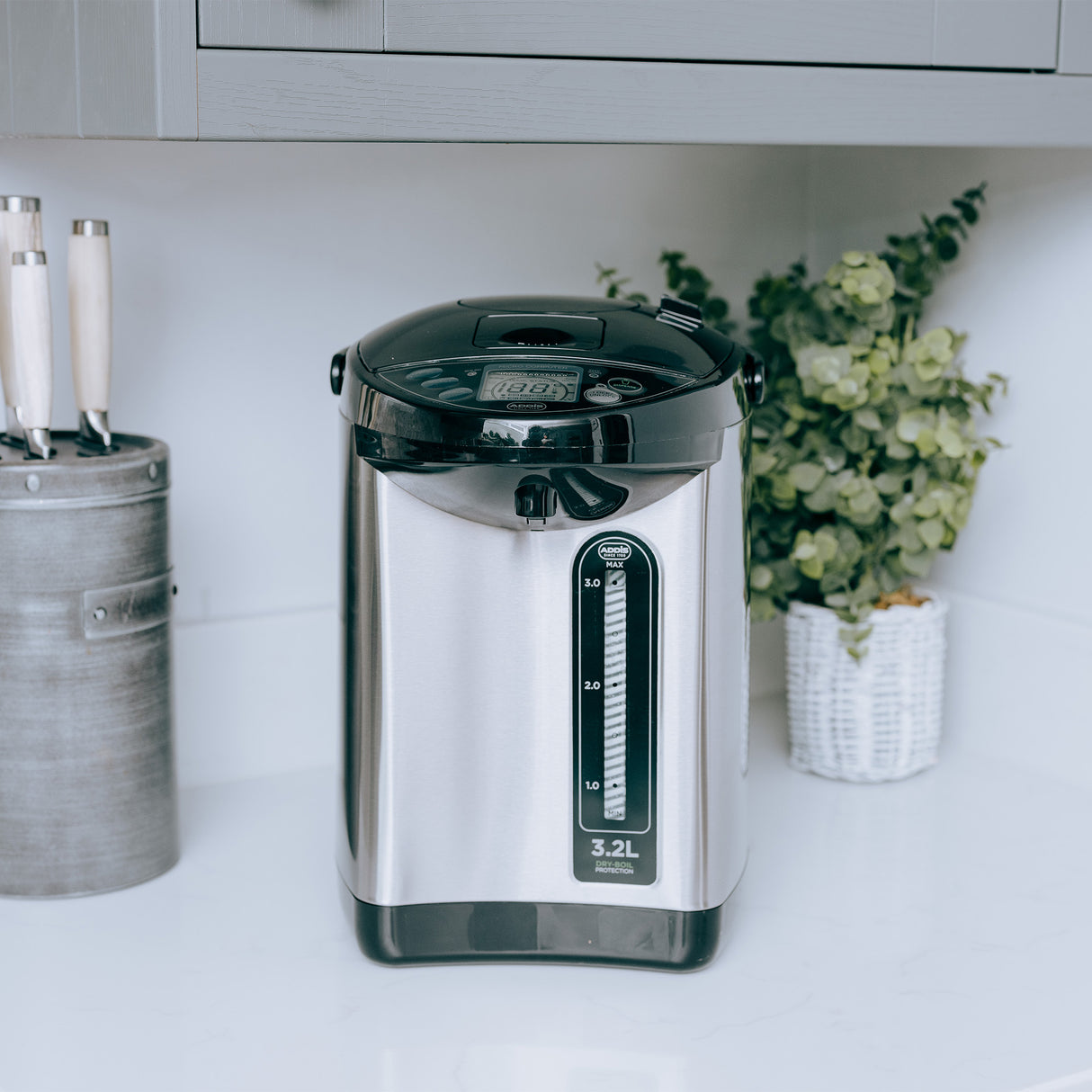 3.2l thermopot on kitchen counter