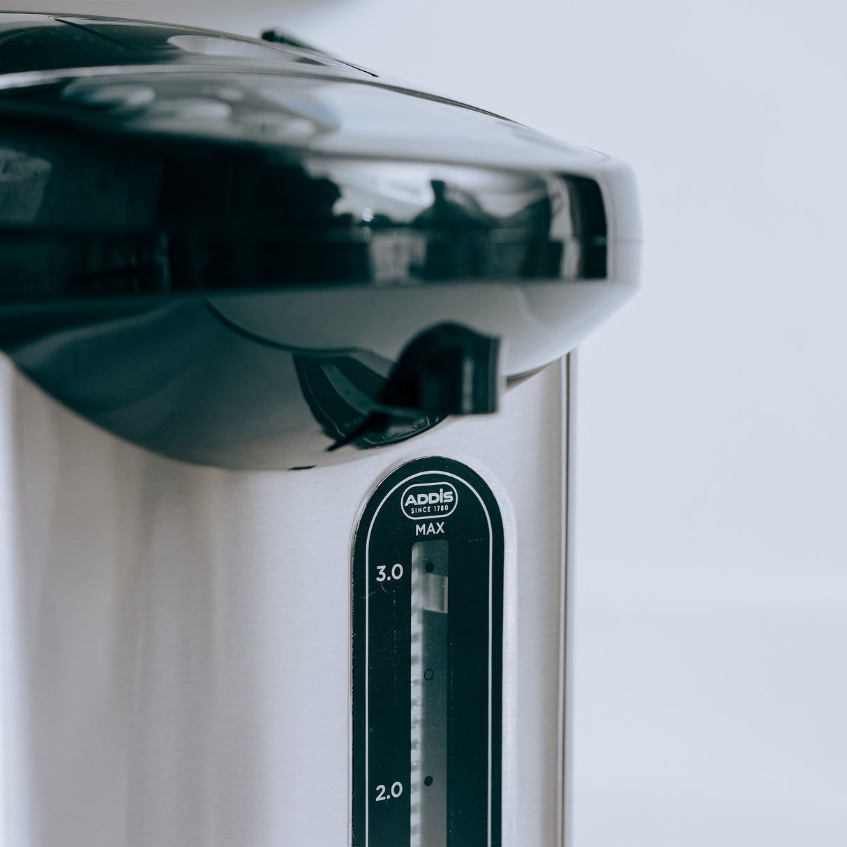 Close-up of thermo pot showing the fill measurements.