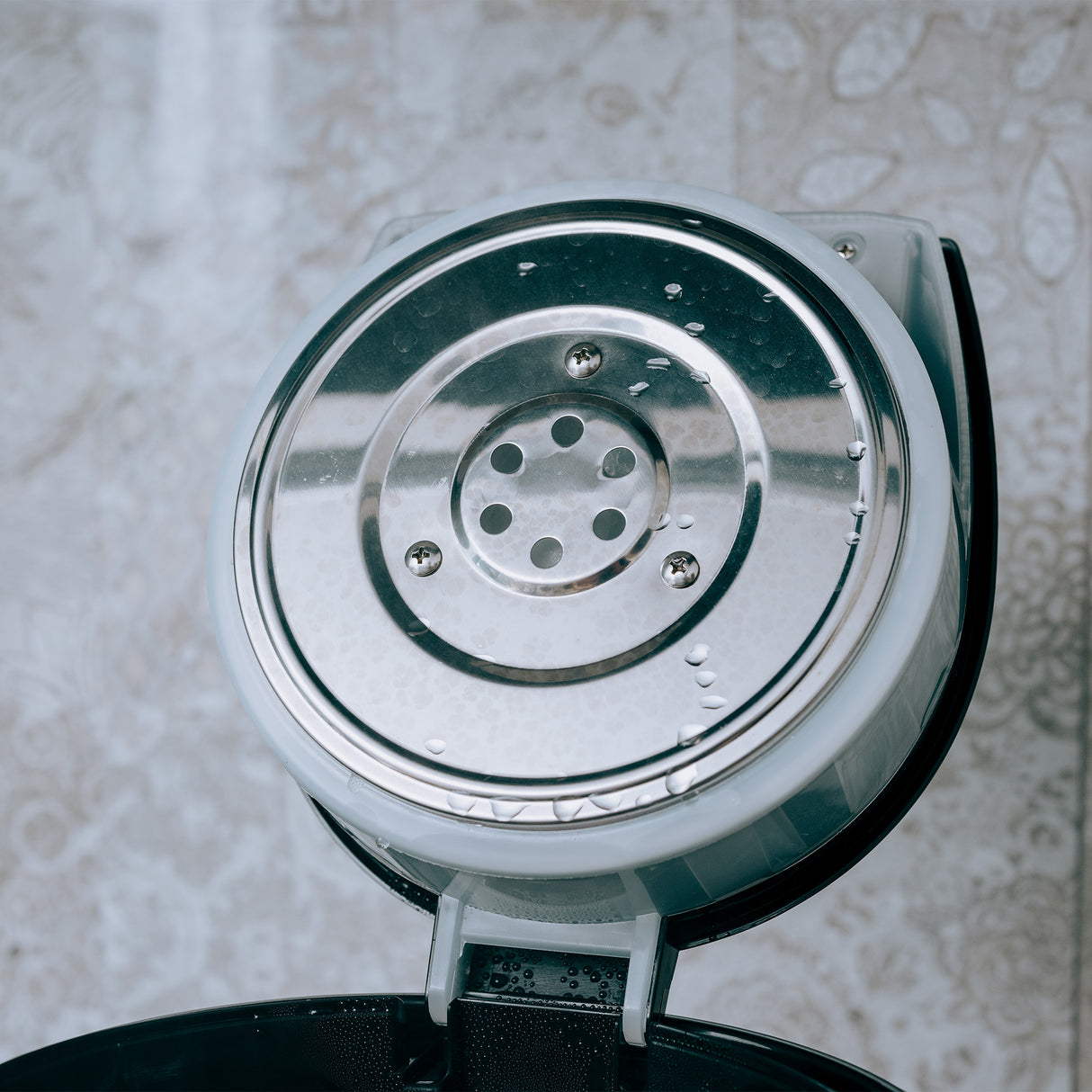Close-up of the thermo pot lid open showing the filter. 